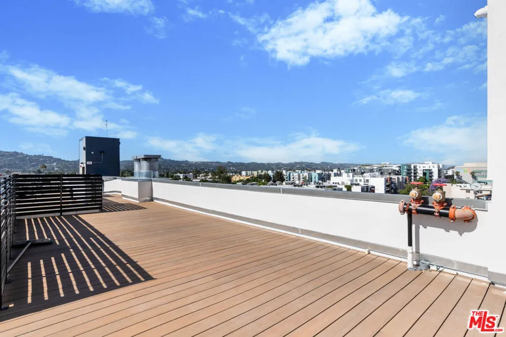 11013 Hartsook Street #303 North Hollywood, CA 91601