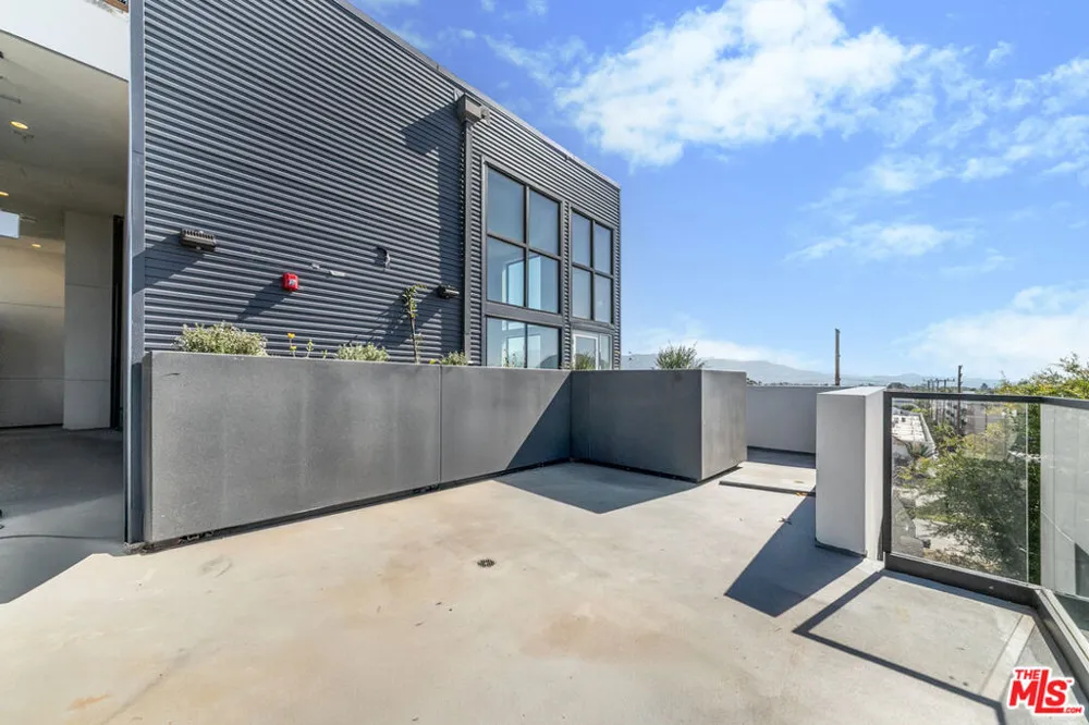 11013 Hartsook Street #303 North Hollywood, CA 91601