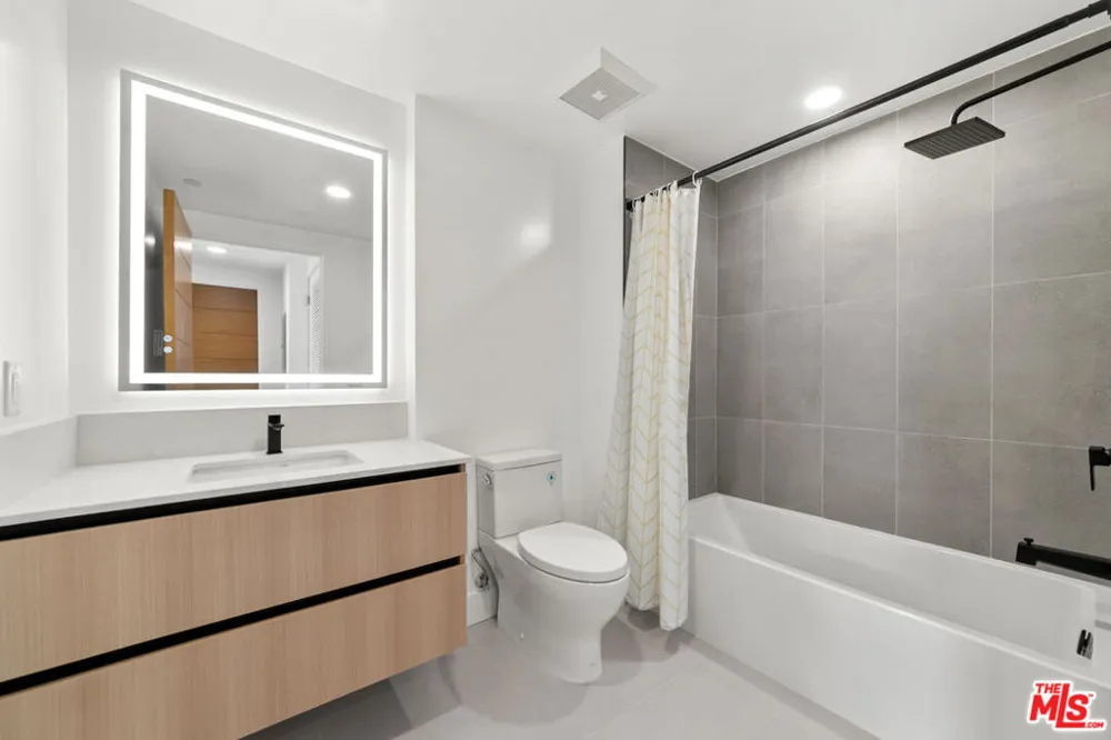 11013 Hartsook Street #303 North Hollywood, CA 91601