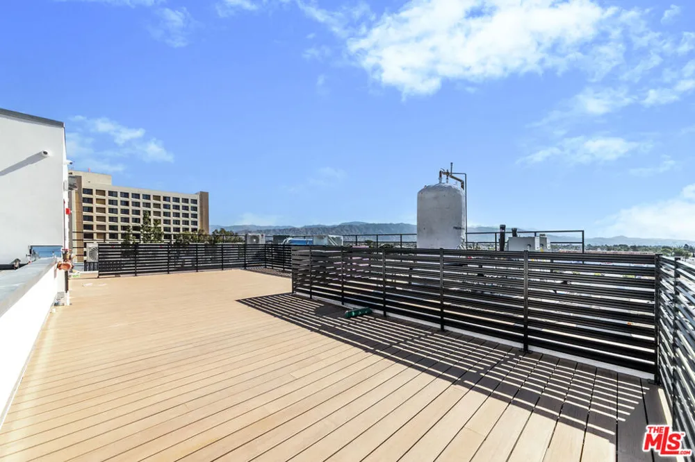 11013 Hartsook Street #303 North Hollywood, CA 91601