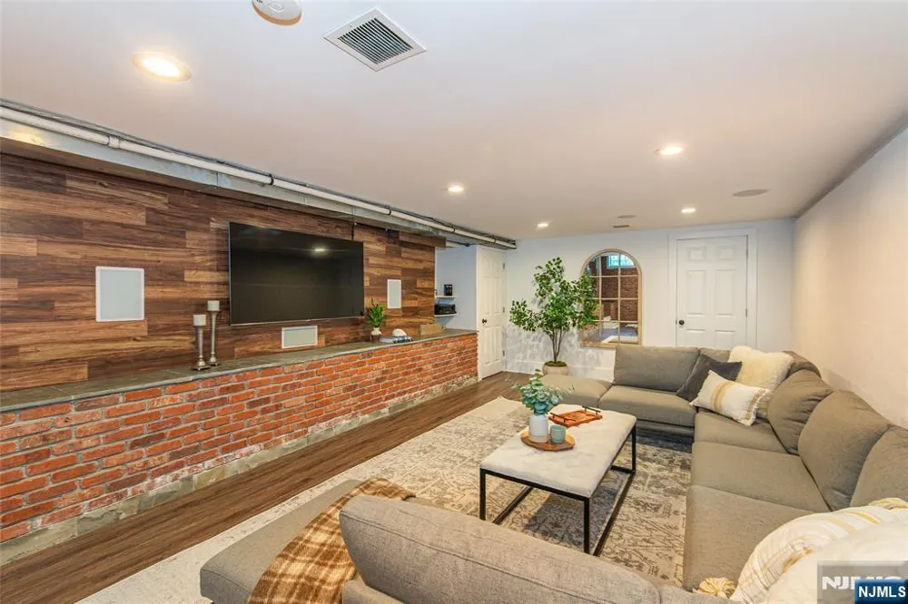 228 Watchung Avenue Montclair, NJ 07043