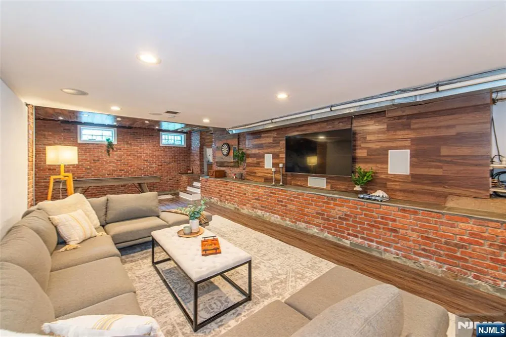 228 Watchung Avenue Montclair, NJ 07043