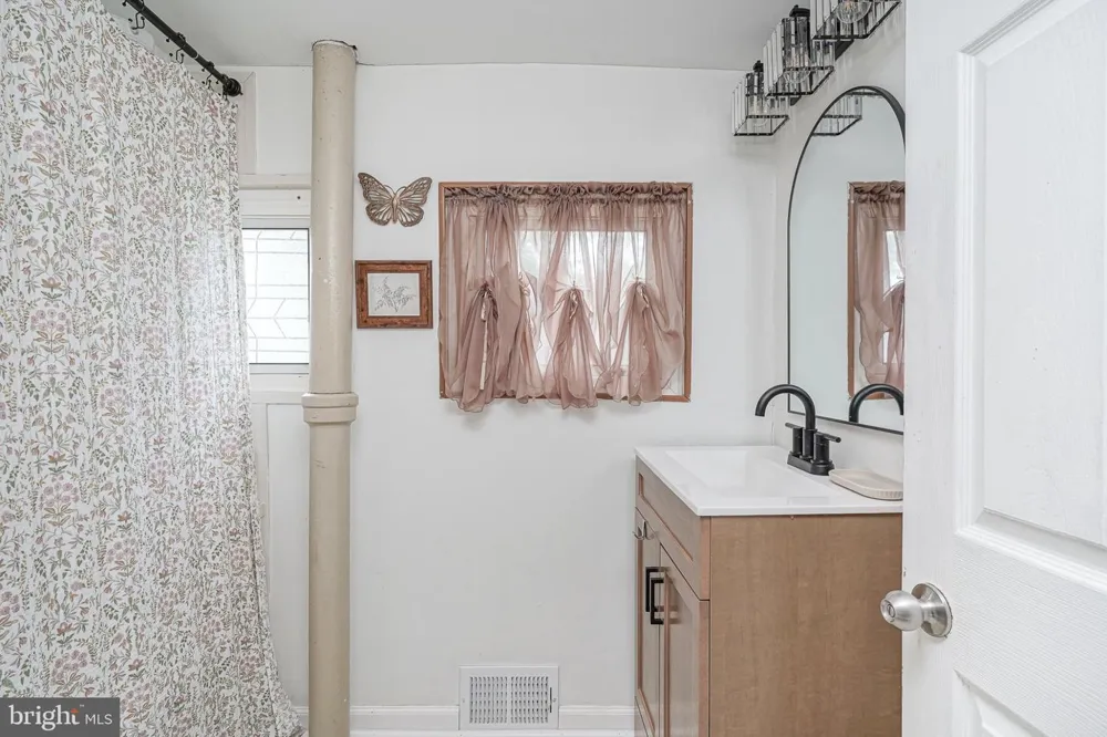202 5TH AVENUE Mount Ephraim, NJ 08059