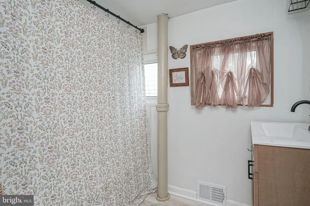 202 5TH AVENUE Mount Ephraim, NJ 08059