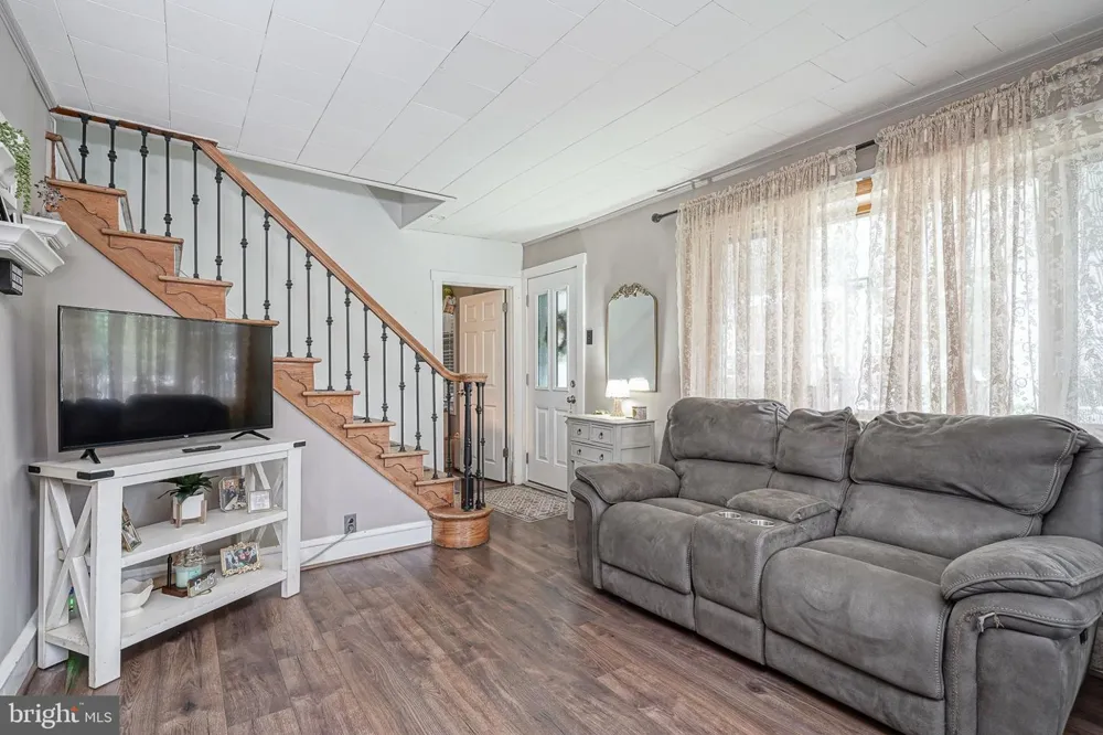 202 5TH AVENUE Mount Ephraim, NJ 08059