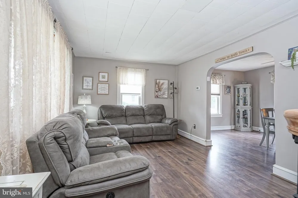202 5TH AVENUE Mount Ephraim, NJ 08059