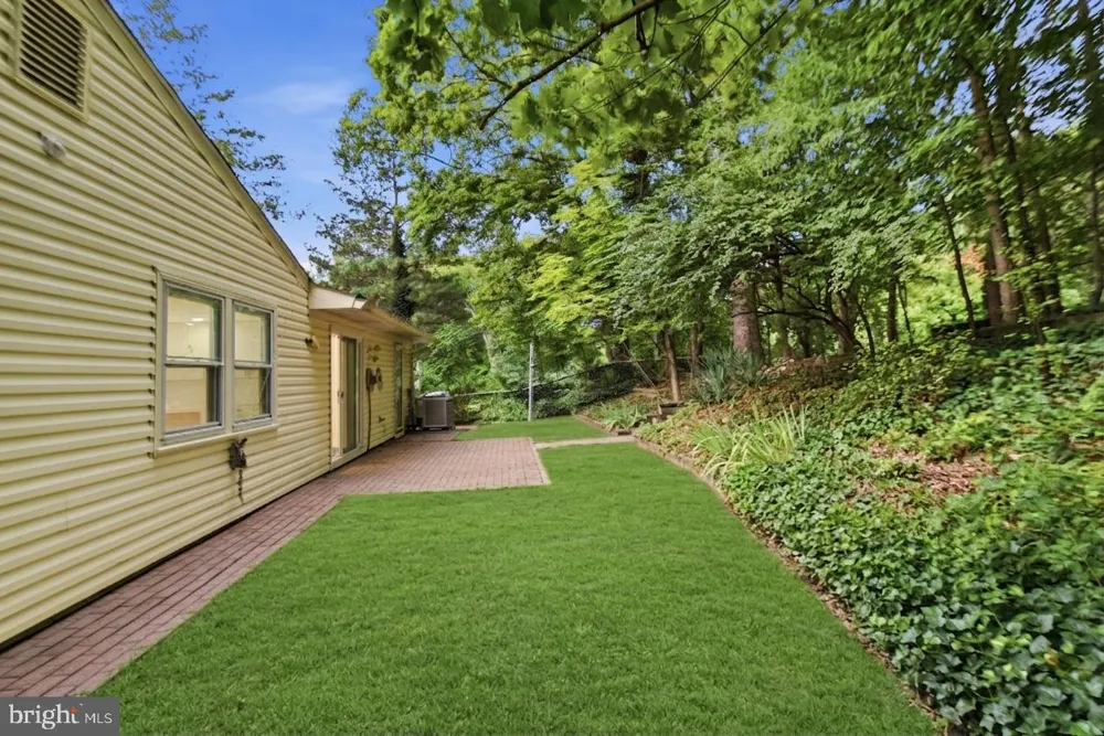 8804 STRAUSE COURT Springfield, VA 22153