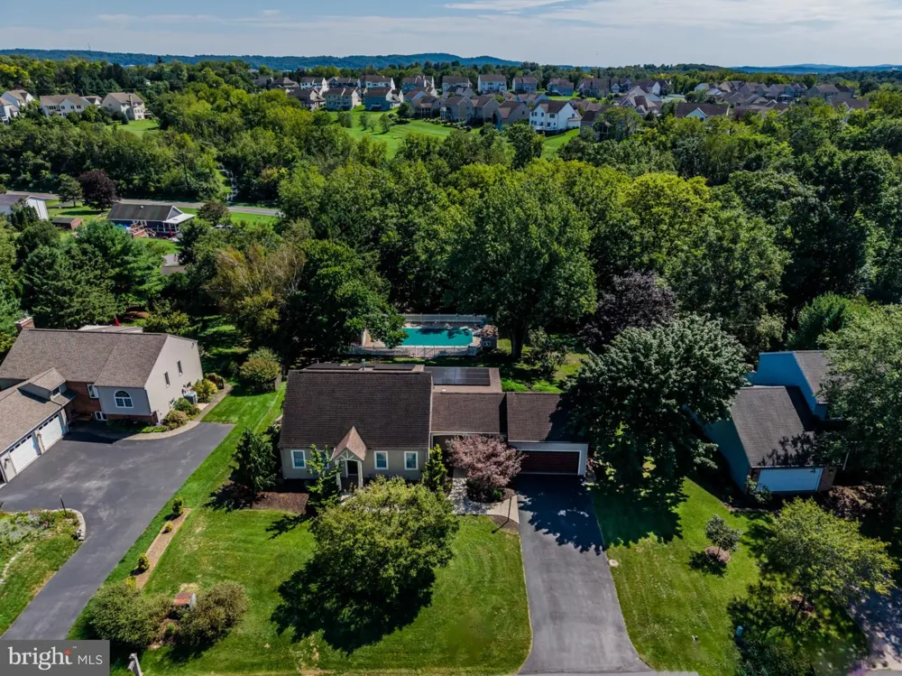 8 W CHRISTOPHER COURT Hummelstown, PA 17036