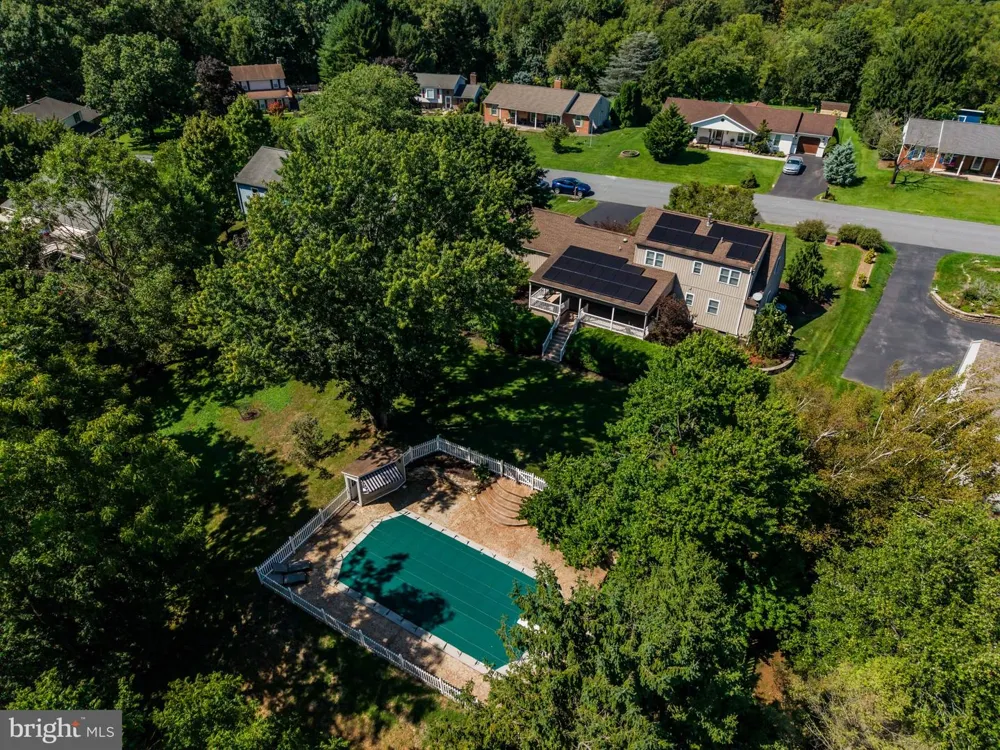 8 W CHRISTOPHER COURT Hummelstown, PA 17036