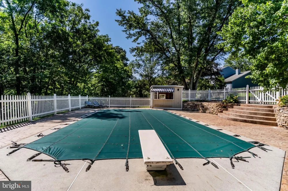 8 W CHRISTOPHER COURT Hummelstown, PA 17036