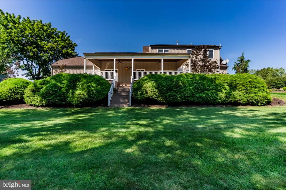 8 W CHRISTOPHER COURT Hummelstown, PA 17036