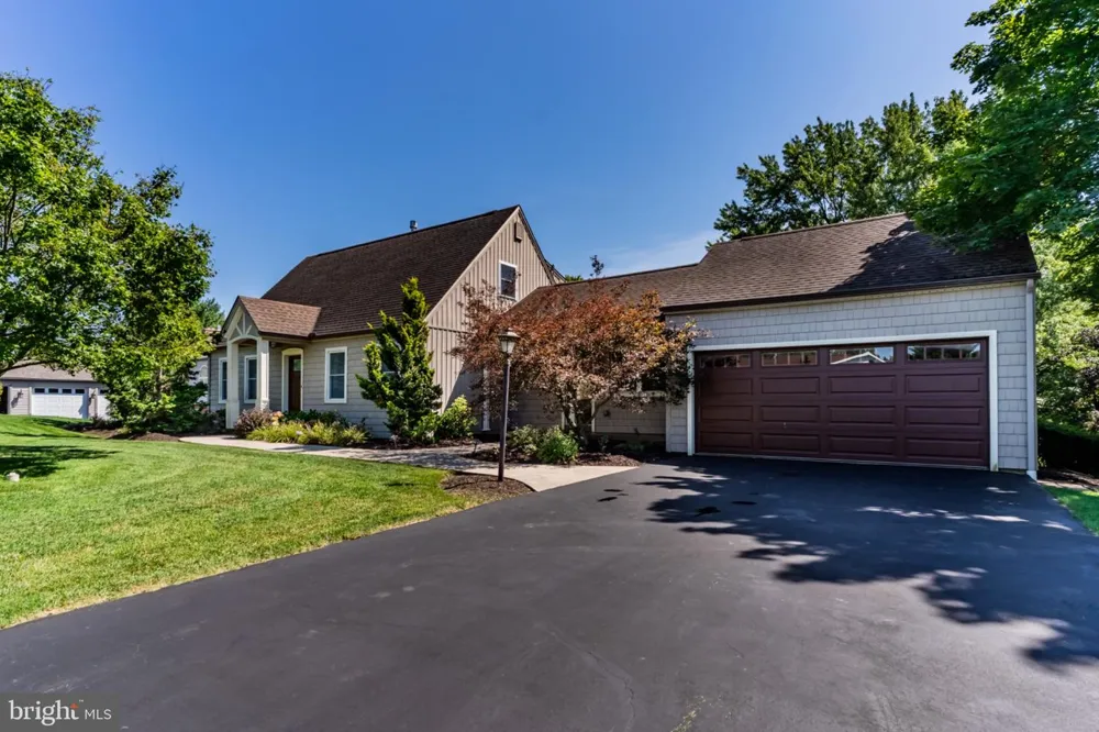 8 W CHRISTOPHER COURT Hummelstown, PA 17036