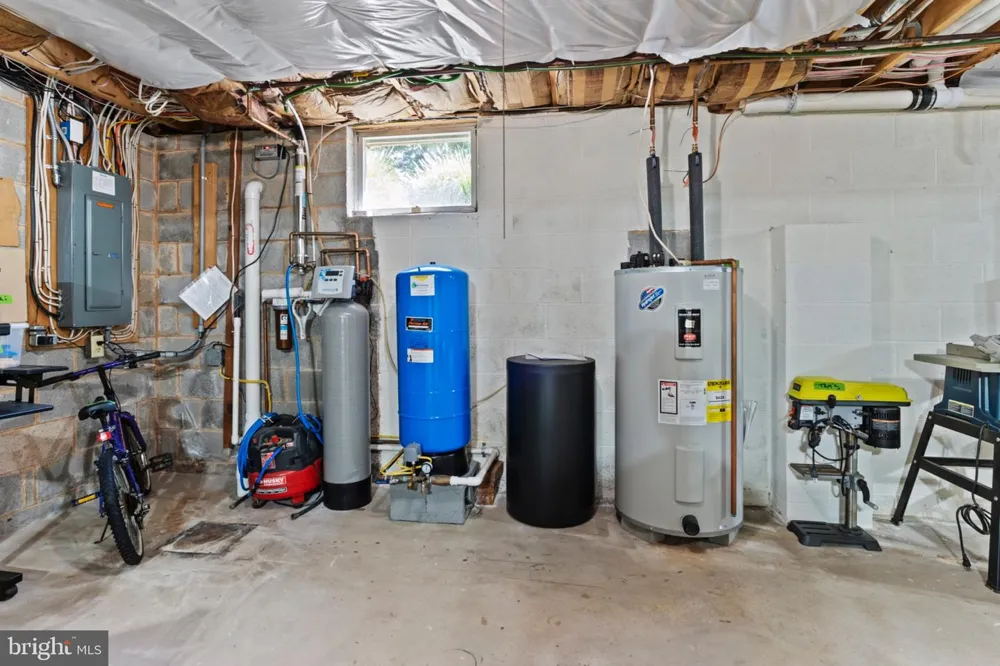 8 W CHRISTOPHER COURT Hummelstown, PA 17036