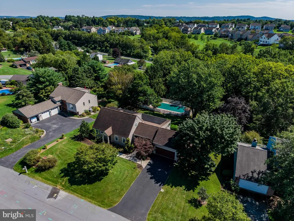 8 W CHRISTOPHER COURT Hummelstown, PA 17036