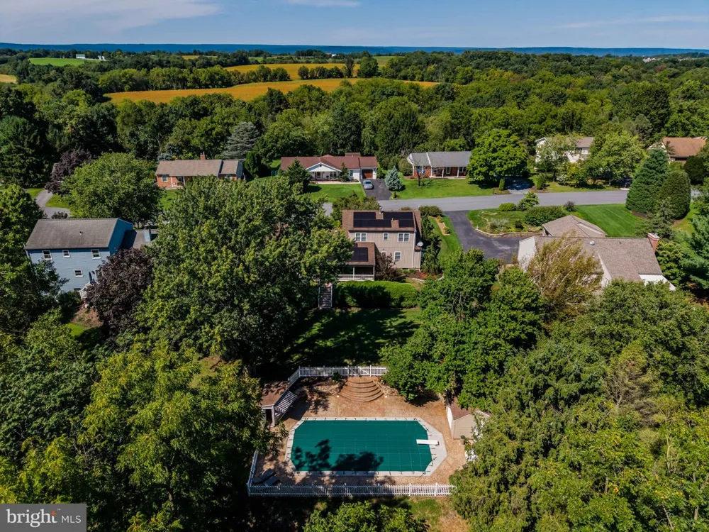 8 W CHRISTOPHER COURT Hummelstown, PA 17036