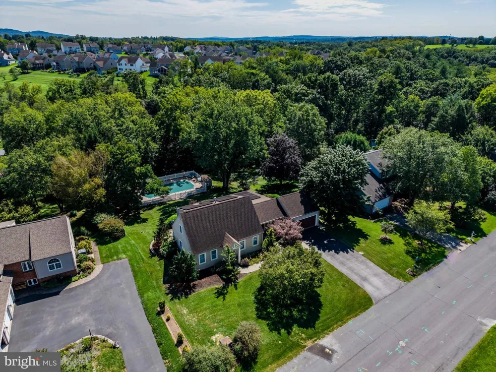8 W CHRISTOPHER COURT Hummelstown, PA 17036