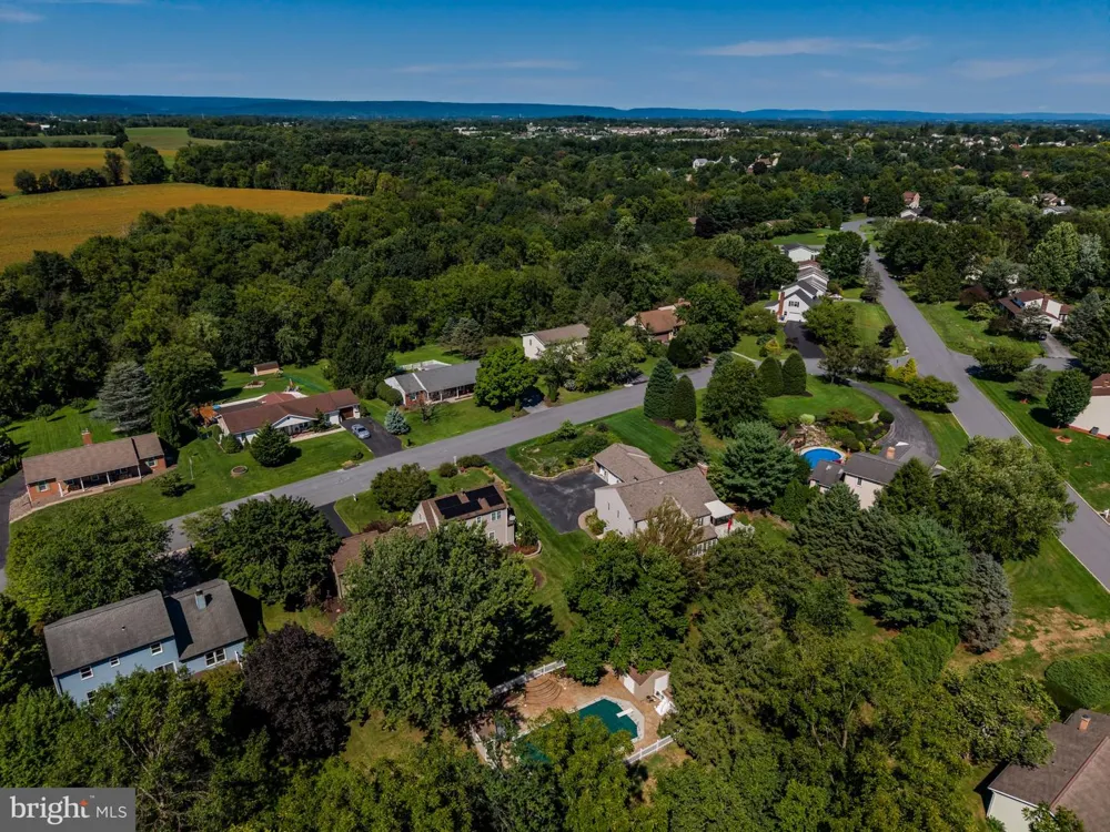 8 W CHRISTOPHER COURT Hummelstown, PA 17036