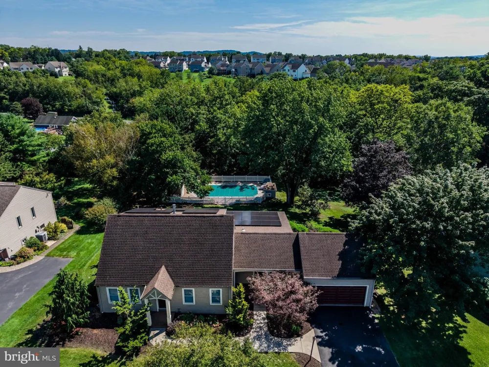 8 W CHRISTOPHER COURT Hummelstown, PA 17036