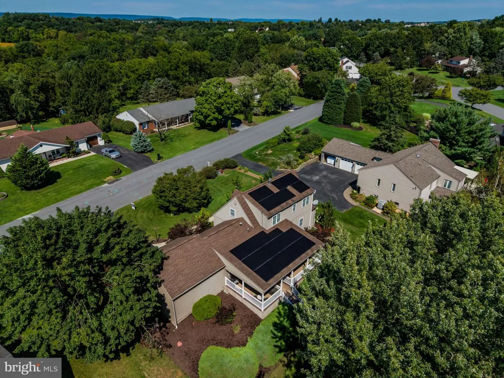 8 W CHRISTOPHER COURT Hummelstown, PA 17036