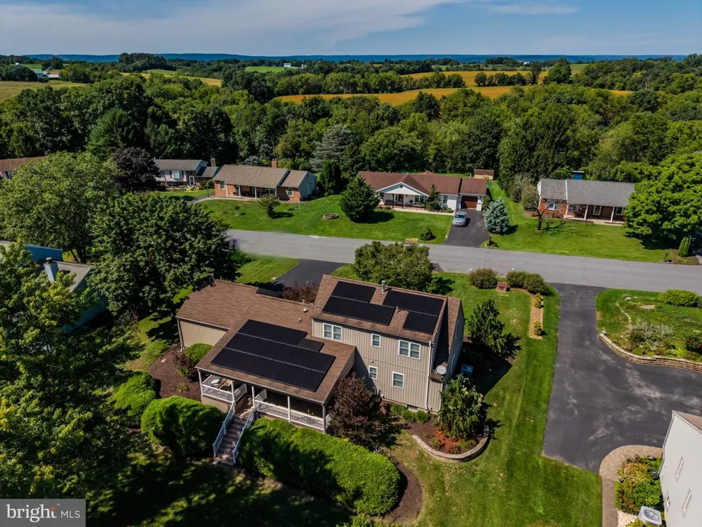 8 W CHRISTOPHER COURT Hummelstown, PA 17036