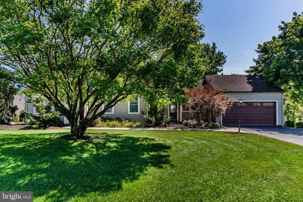 8 W CHRISTOPHER COURT Hummelstown, PA 17036