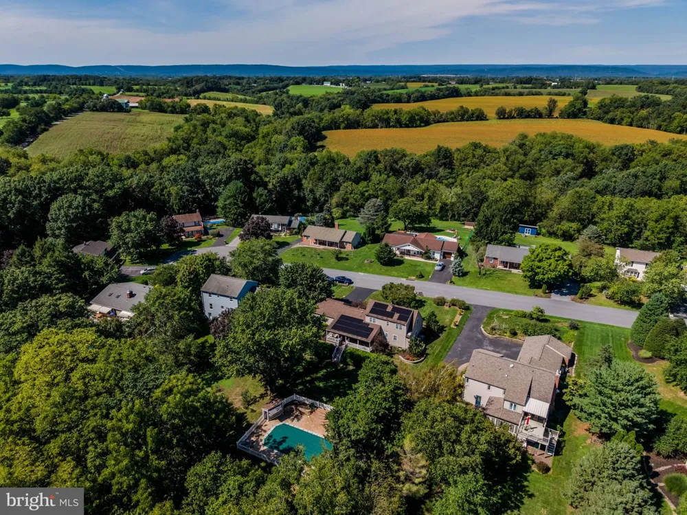 8 W CHRISTOPHER COURT Hummelstown, PA 17036