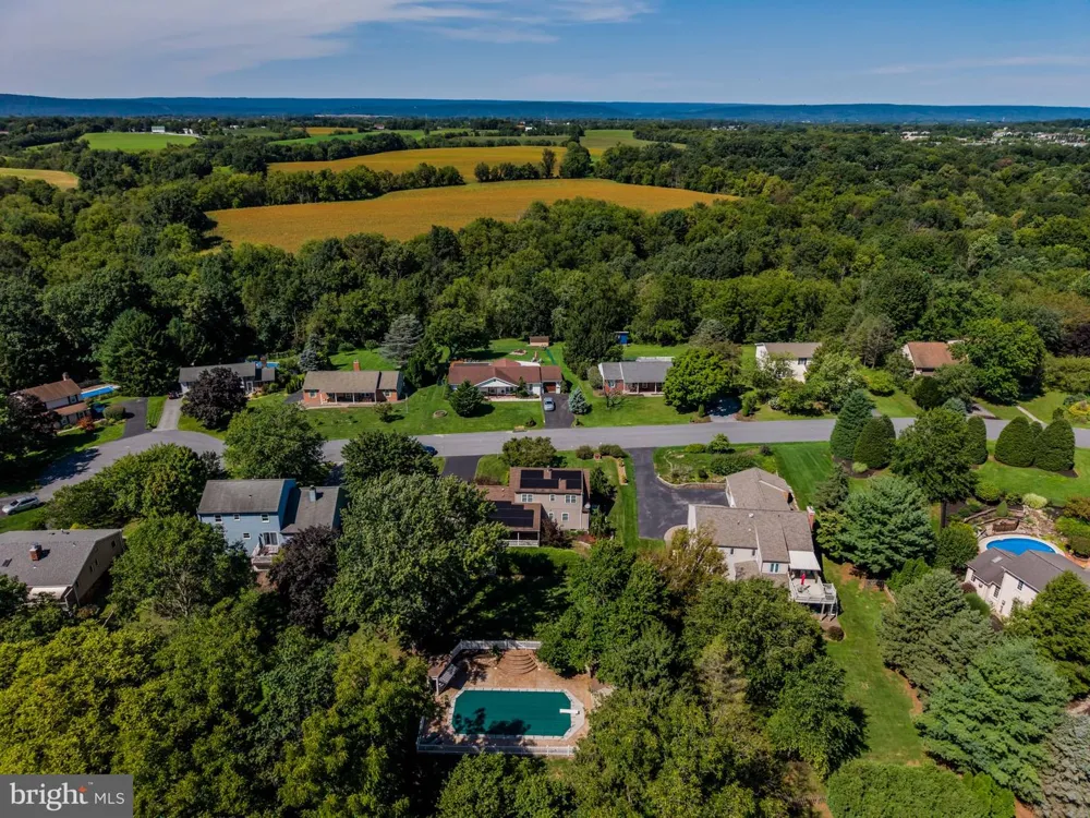 8 W CHRISTOPHER COURT Hummelstown, PA 17036