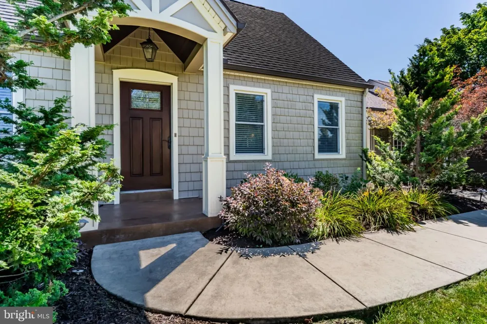 8 W CHRISTOPHER COURT Hummelstown, PA 17036