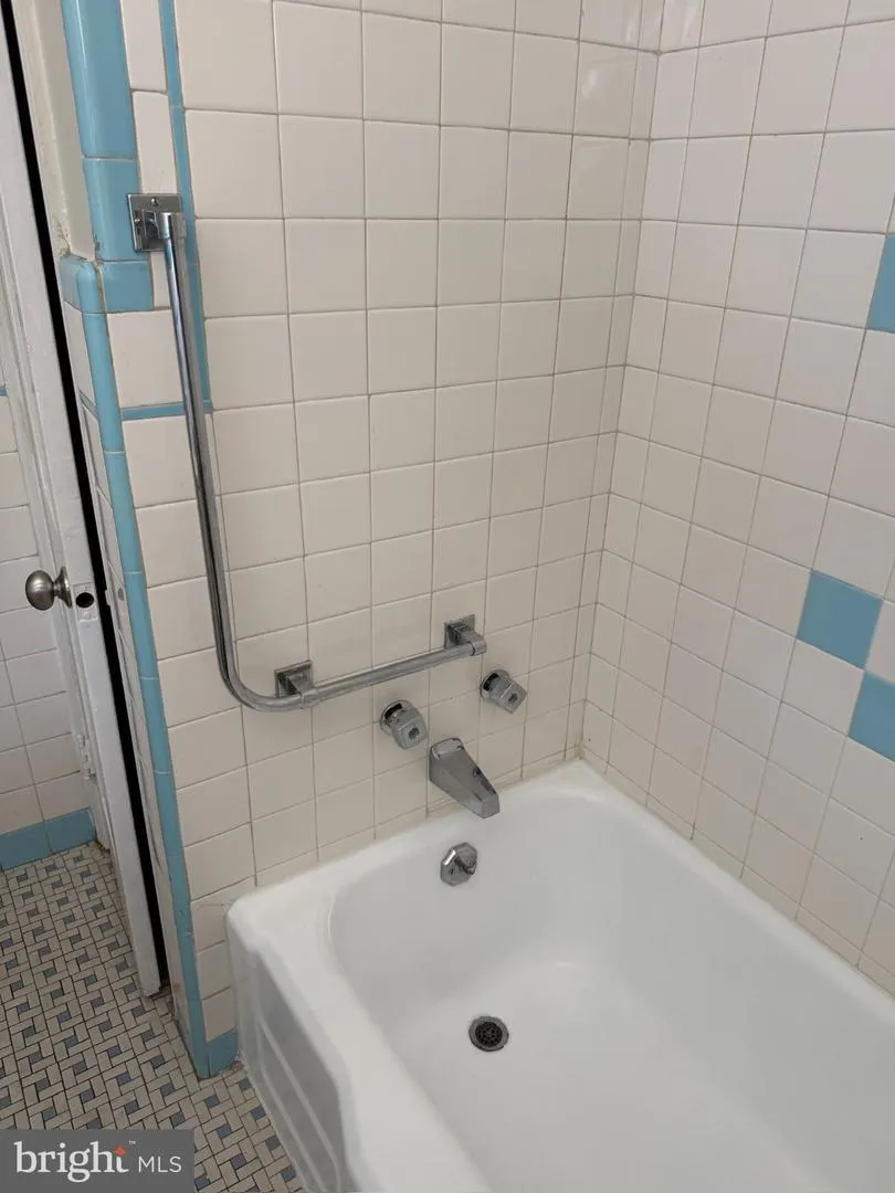 402 SPRINGFIELD ROAD Clifton Heights, PA 19018