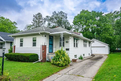 90 W Kingman Avenue
