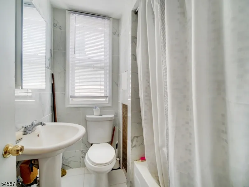 139 Richelieu Ter Newark City, NJ 07106