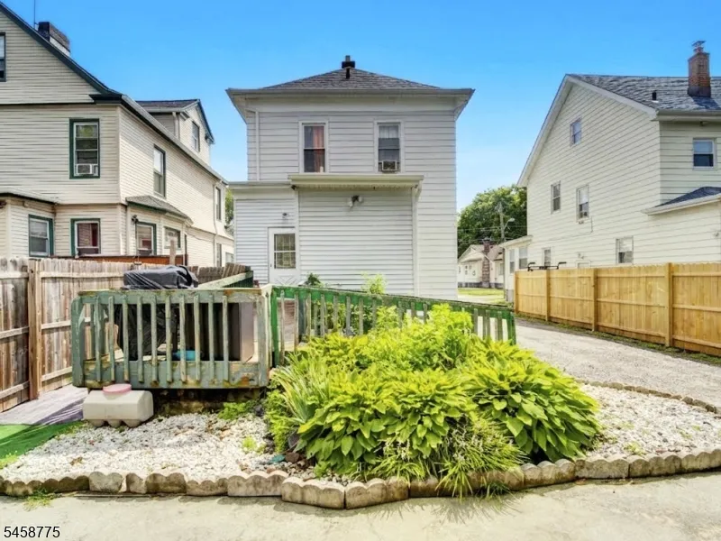 139 Richelieu Ter Newark City, NJ 07106