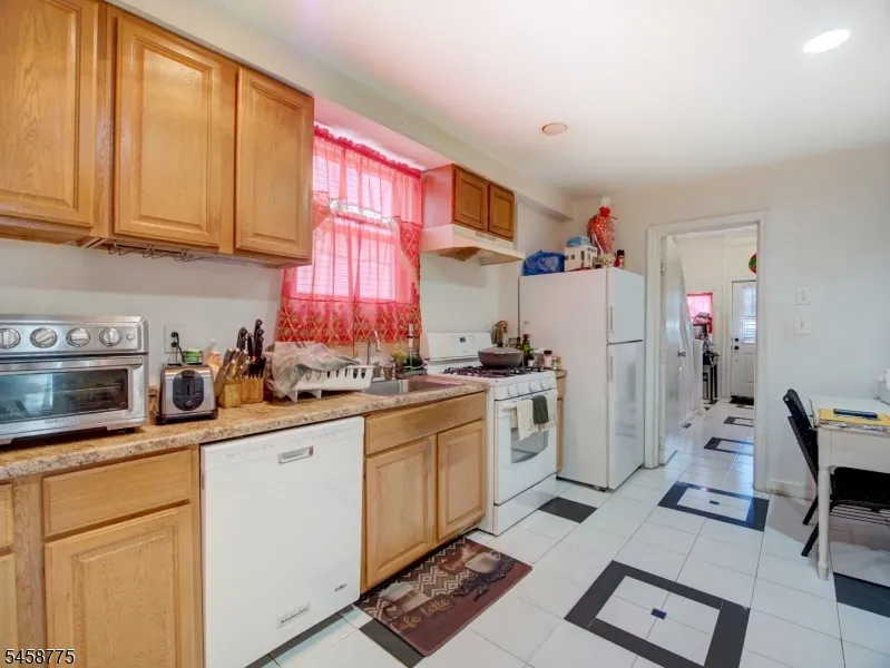 139 Richelieu Ter Newark City, NJ 07106