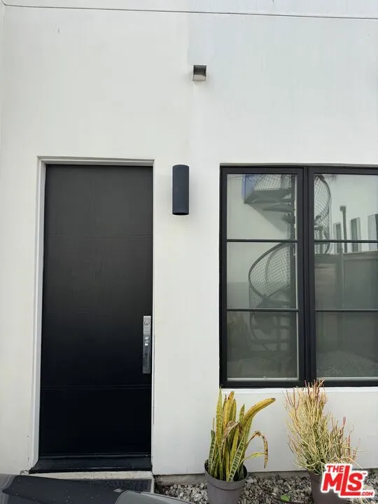 1009 Palms Boulevard Los Angeles, CA 90291