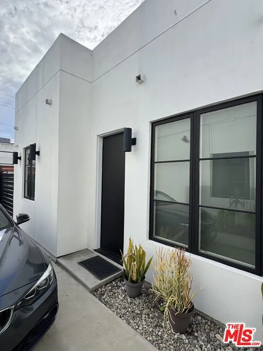 1009 Palms Boulevard Los Angeles, CA 90291