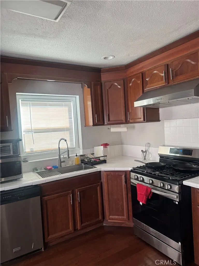 404 Poinsettia Compton, CA 90221