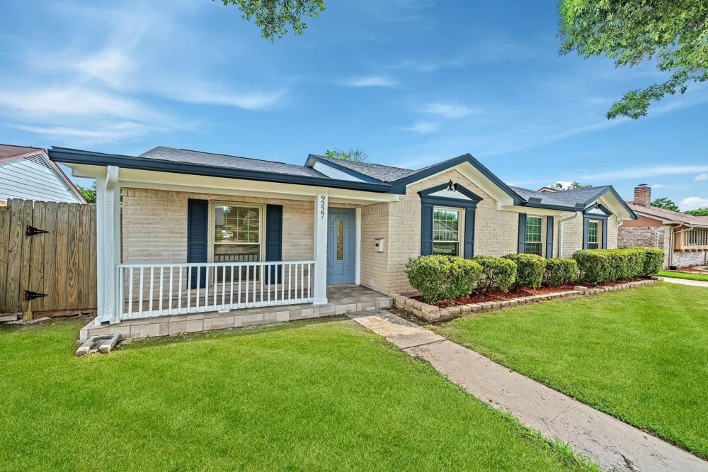 9227 Vickijohn Drive Hockley, TX 77031