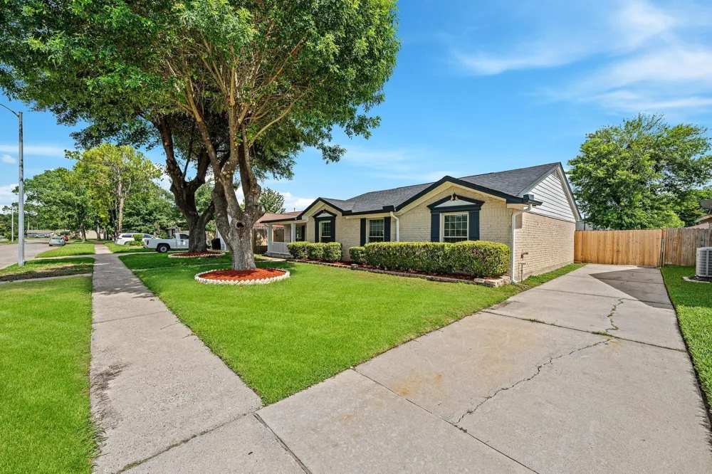 9227 Vickijohn Drive Hockley, TX 77031