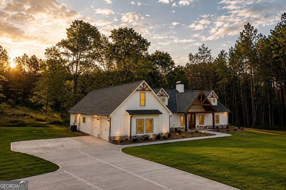 153 Riversong RD Carrollton, GA 30117