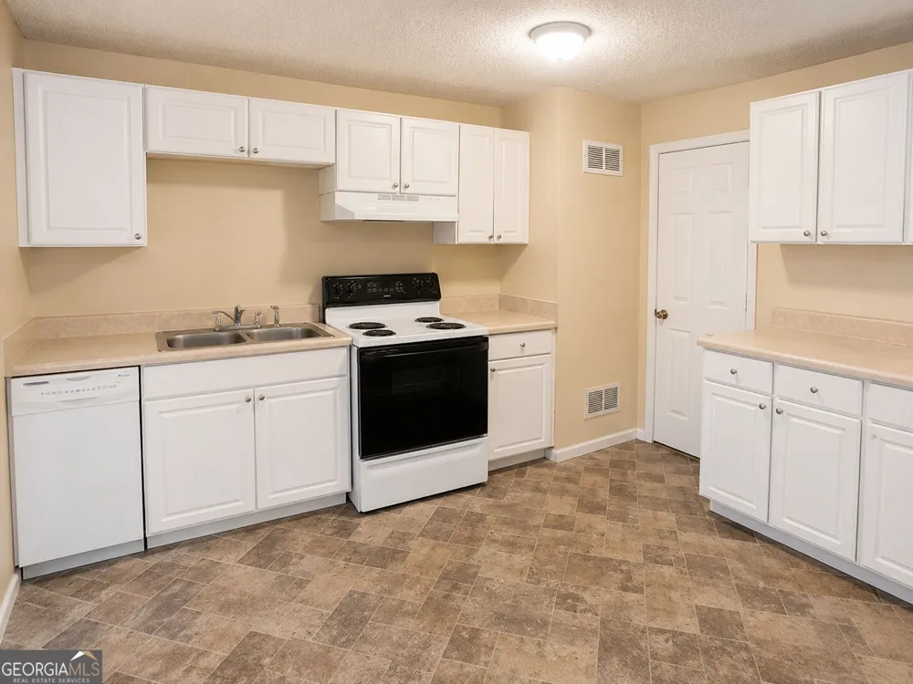 93 Forest RD Stockbridge, GA 30281