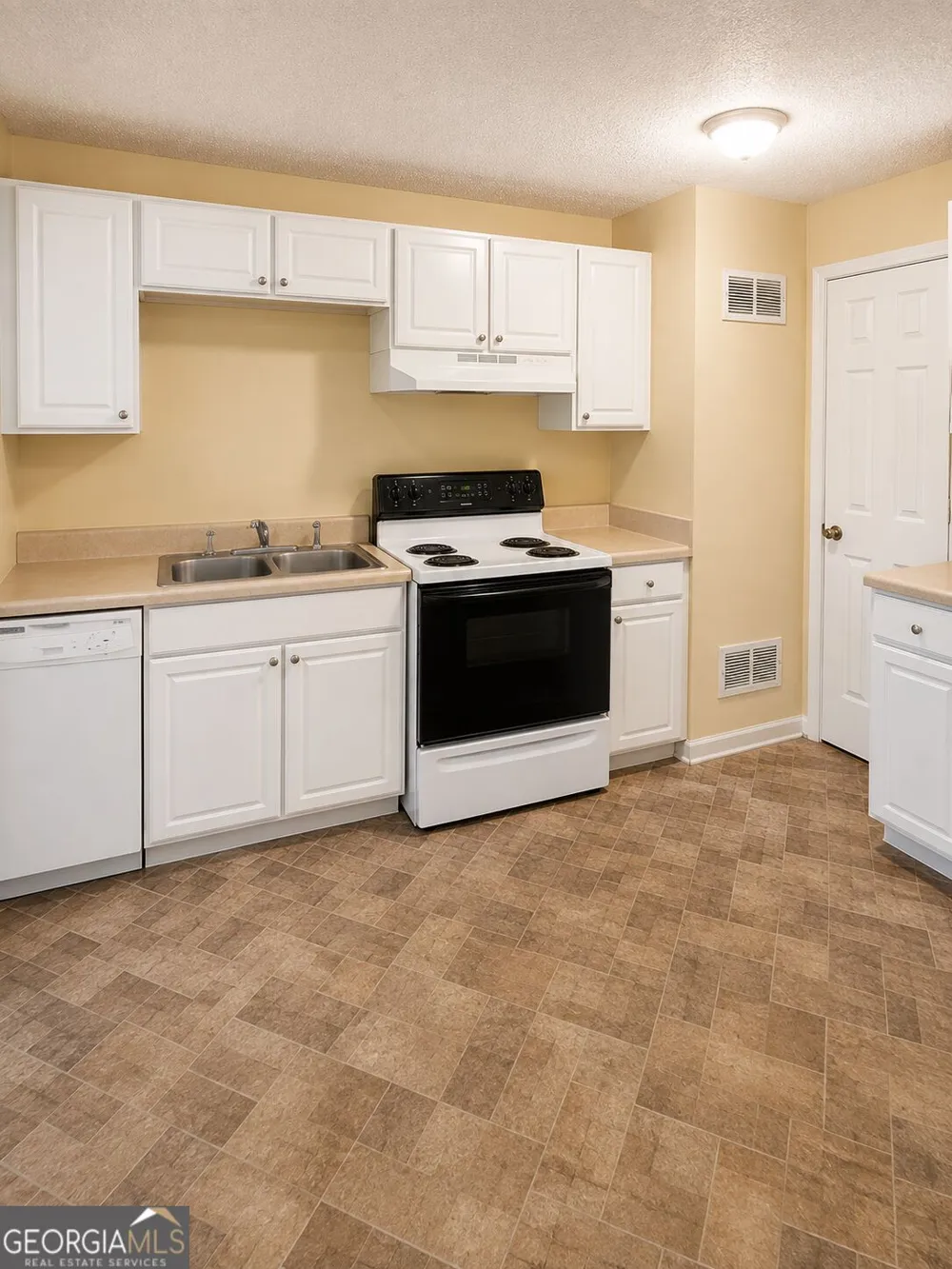 93 Forest RD Stockbridge, GA 30281