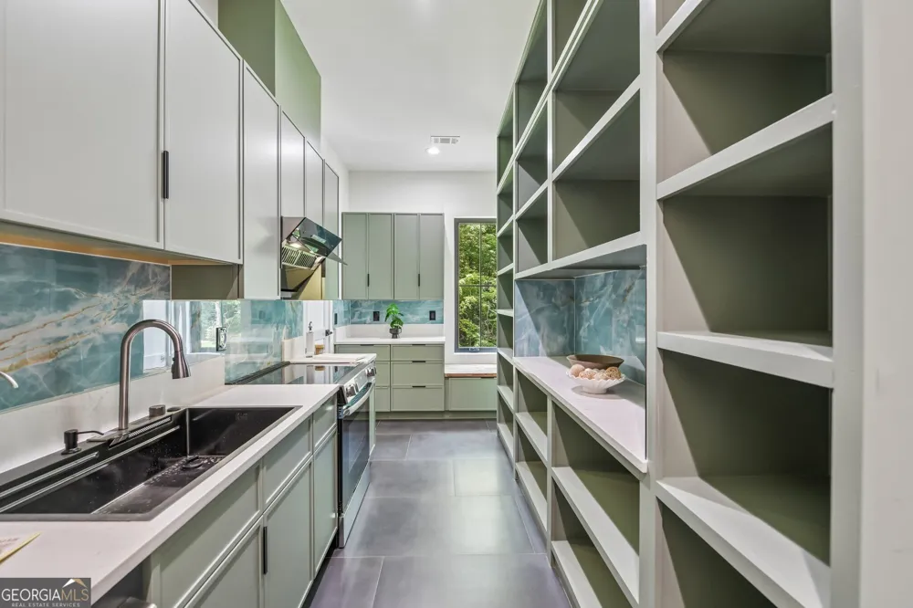 1940 E Bay ST Hoschton, GA 30548