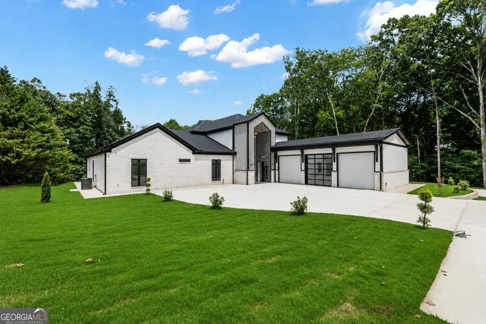 1940 E Bay ST Hoschton, GA 30548