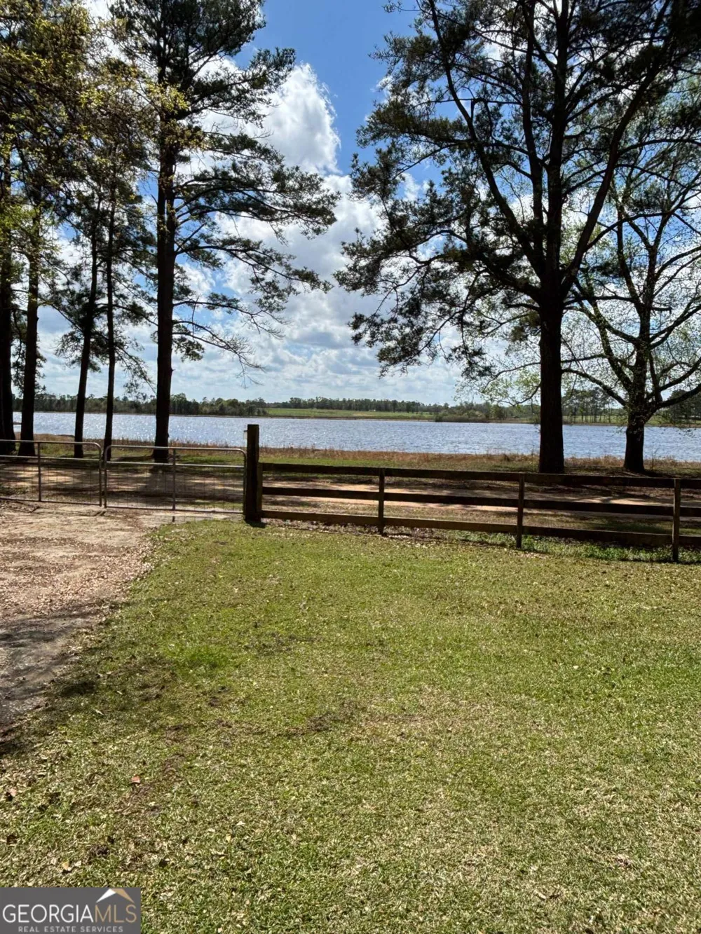 1565 East Lake DR Screven, GA 31560