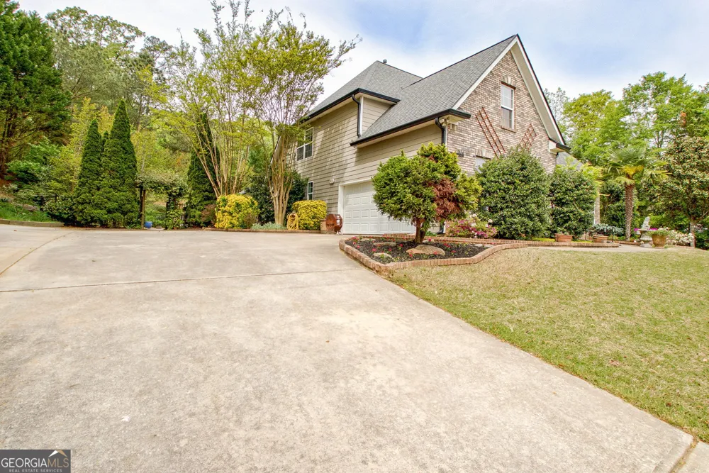 374 Persimmon DR Sharpsburg, GA 30277