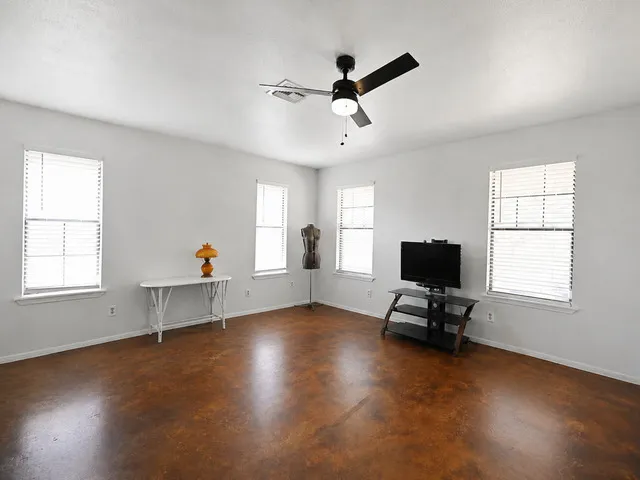 5032 S SANTA CLARA RD Seguin, TX 78155