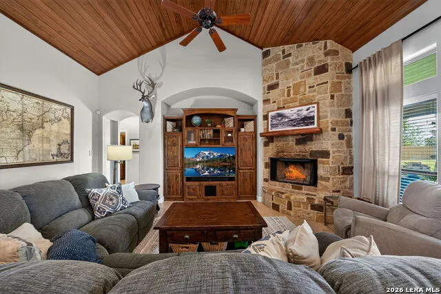 1641 Clover rdg Pleasanton, TX 78064