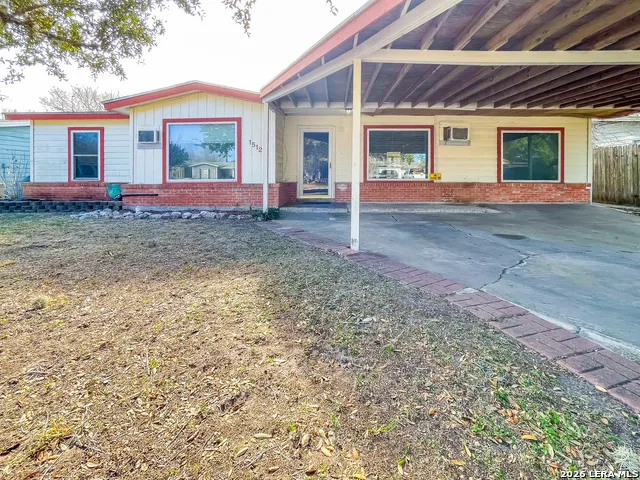 1512 E BOWIE ST Beeville, TX 78102
