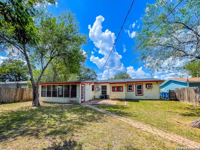1512 E BOWIE ST Beeville, TX 78102