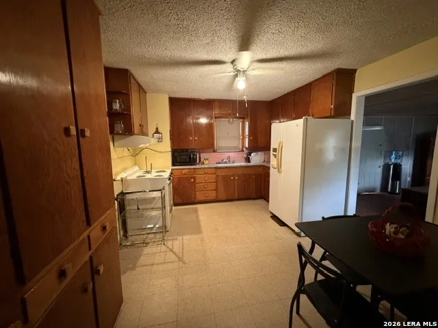 16472 STATE HIGHWAY 16 Poteet, TX 78065